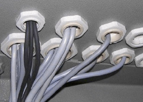 加橡膠墊圈以保護電纜
